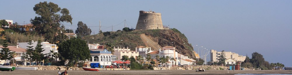 Elektromobile in Benajarafe – der alte Wachturm über dem Strand