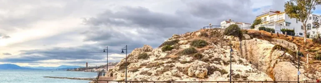 Elscootere i Rincón de la Victoria – den klippefyldte kyst ved havet